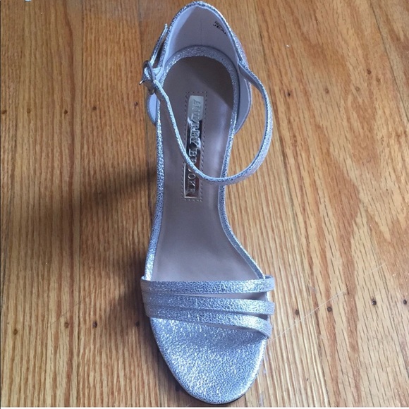 NEVER WORN Audrey Brook Jeana silver sandal - Picture 3 of 4